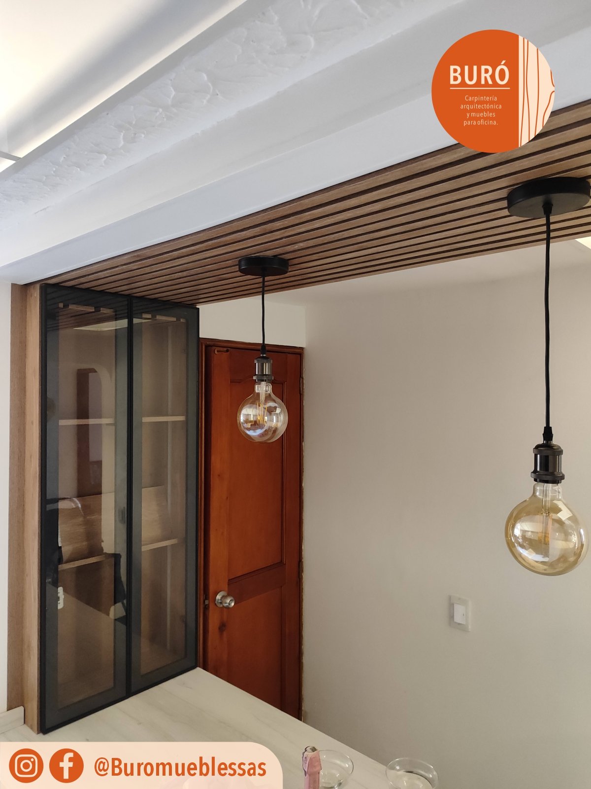 Licorera con puerta en vidrio con marco aluminio 0.2.jpg